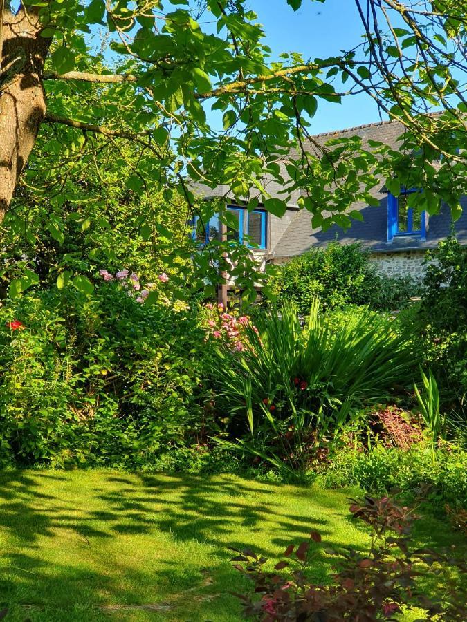 Maison En Pierre Dans Son Nid De Verdure Roz-Landrieux Buitenkant foto
